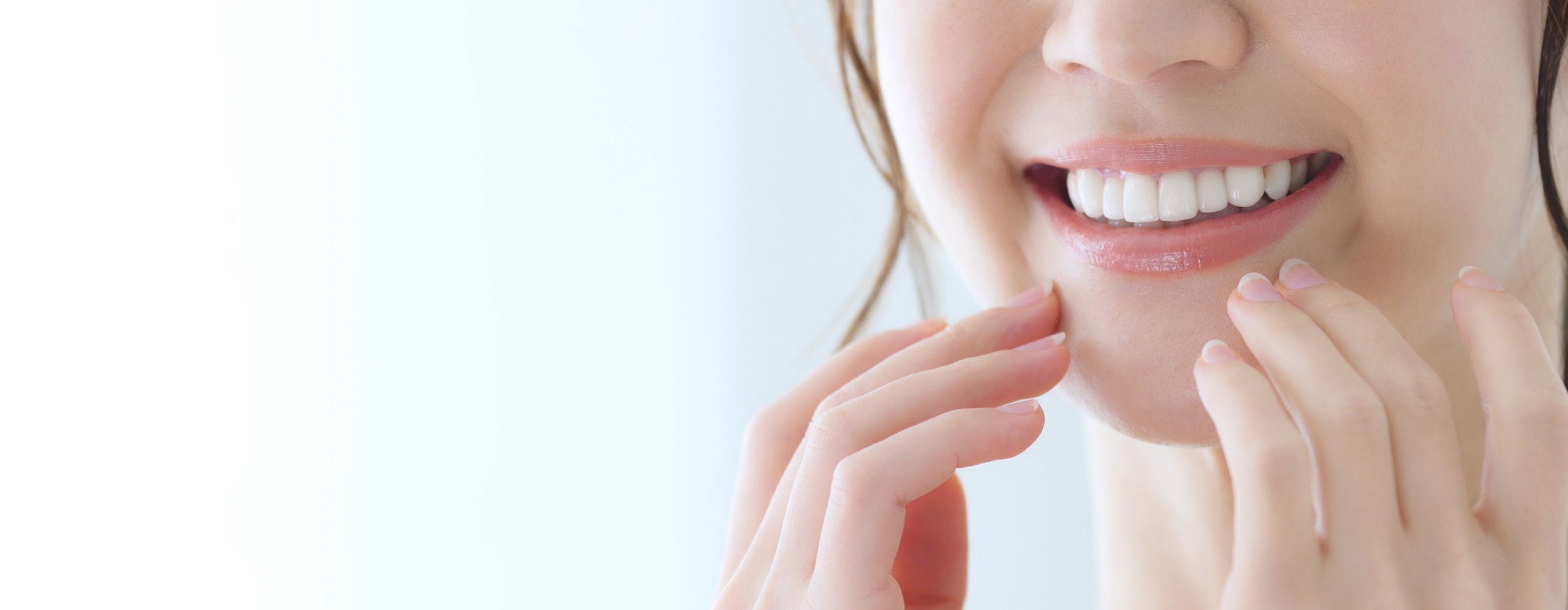 歯科医が子供の口の中を診て指さしている様子