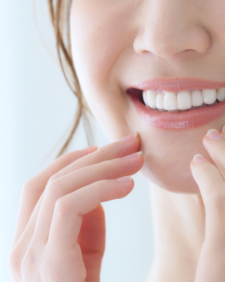 歯科医が子供の口の中を診て指さしている様子