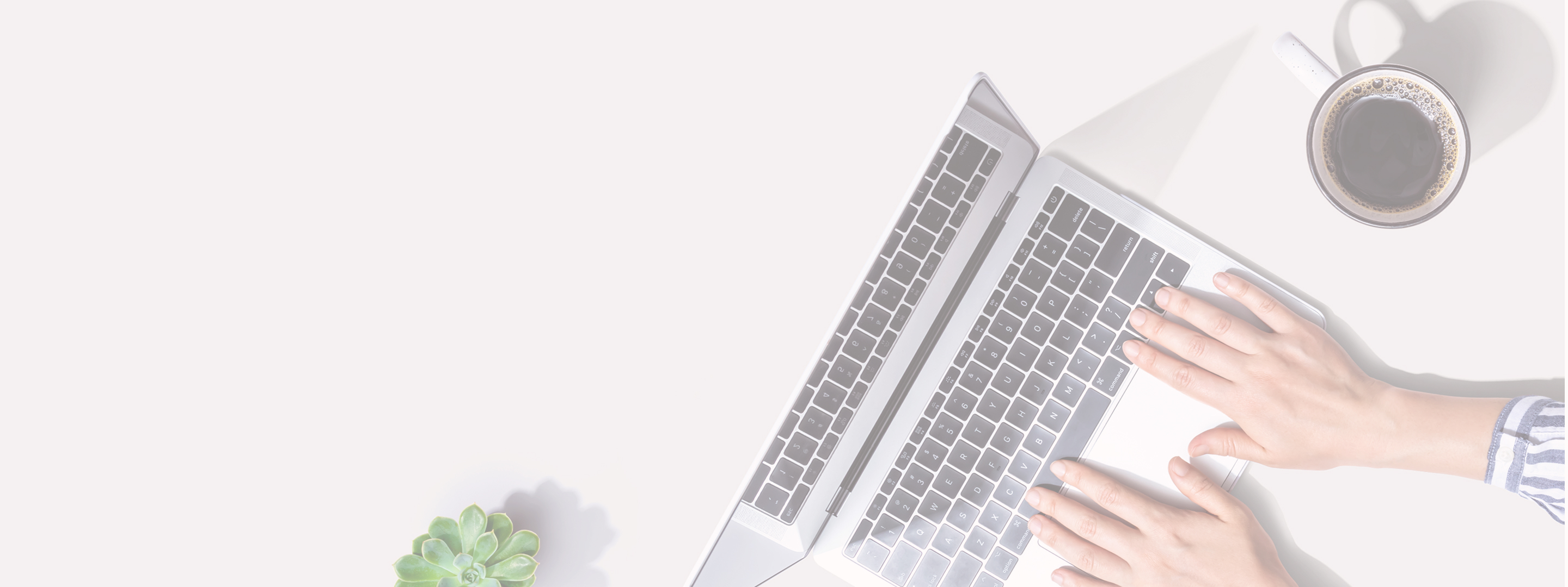 ノートPCとコーヒーのイメージ